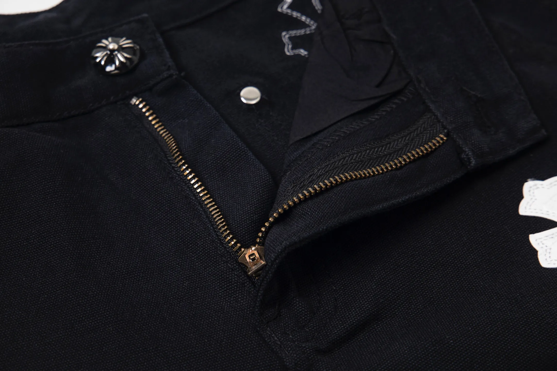 P270 Chrome Hearts/Chrome Hearts 25FW CH Workwear Logging Large Cross Leather Jeans Limited Edition Chrome Hearts are the most popular pants in color. Made of beaded canvas fabric, heavy washing makes the upper body of the fabric more textured and the pants are tall and straight! The three-dimensional cutting of the whole trousers is a masterpiece! The hardware is customized by zp. The beaded canvas fabric is thick and soft after being washed. It has good breathability. Customized small leather label. Unique design. The details are simple and elegant, and the workmanship is exquisite. The whole trousers are neatly routed and the details are in place! It’s so cool that both men and women can easily control the genderless trend! Style number: 1719# Color: black Size: 28 30 32 34 36